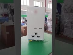 Ansehen: 13L Gas-Warmwasserbereiter mit elegantem schwarzem Display und Drehknopf für moderne Wohnungen